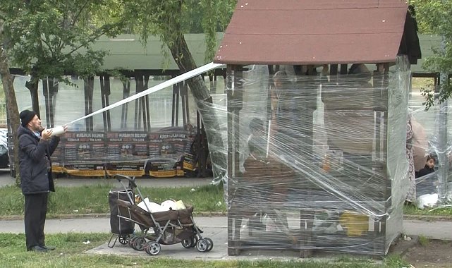 Soğuktan korunmak için bankların ve ağaçların etrafını streç ile kapladılar