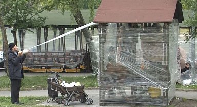 Soğuktan korunmak için bankların ve ağaçların etrafını streç ile kapladılar