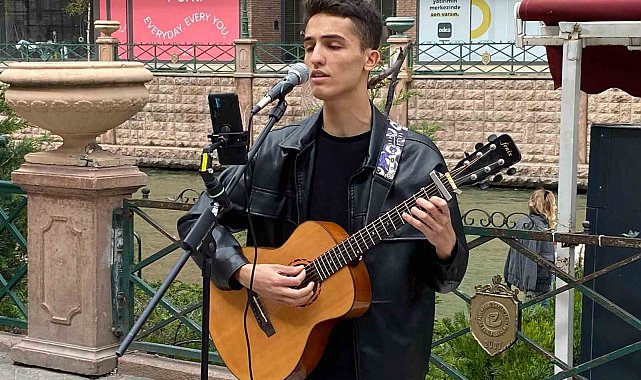 Sokak müzisyeni bayram tatilinde de sanatına devam etti