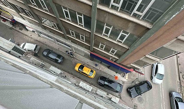 Sorumsuz sürücü aracını yol ortasına park etti, trafiği kilitledi