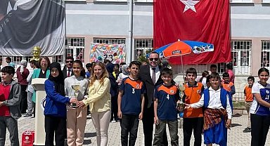 Spor yarışmalarında dereceye giren okullara kupaları verildi
