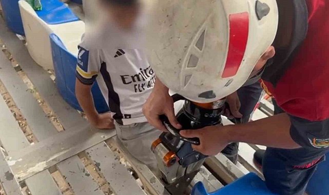 Statta maç izleyen çocuğun ayağı tribündeki demire sıkıştı