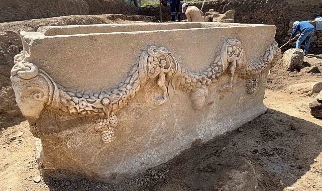 Stratonikeia'da 2000 yıllık girlandlı lahit bulundu