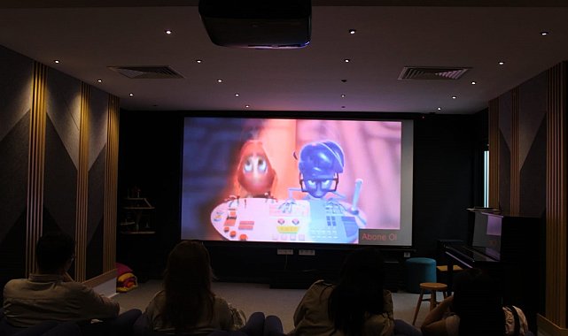 Suça sürüklenen çocuklara 23 Nisan film gösterimi düzenlendi