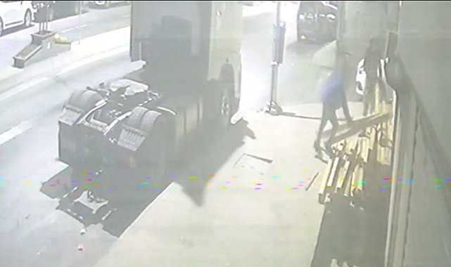 Sultangazi'de ayağına kereste düşürdü, hırsızlığa devam etti: O anlar kamerada