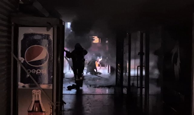 Sultangazi'de ayakkabı mağazasında yangın