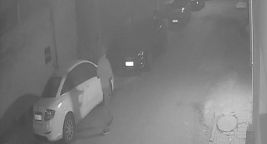 Sultangazi'de tartıştığı sürücünün aracına sopayla saldırdı: O anlar kamerada