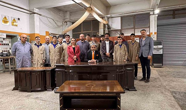 Süper Vali Yazıcıoğlu'nun makam masası, öğrenciler tarafından restore edildi