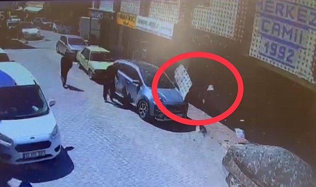 Sürücü içindeyken otomobilin üzerine fayans ve sıva düştü: O anlar kamerada