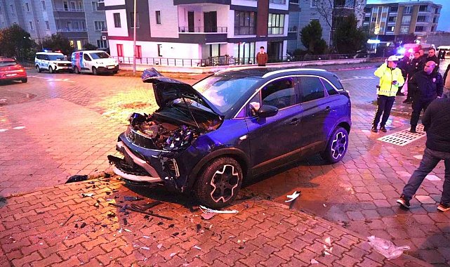 SUV araç ile otomobil çarpıştı: 6 yaralı