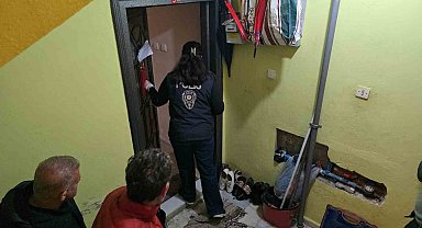 Tahliye kararına direnen kadın ekipler tarafından evden çıkartıldı