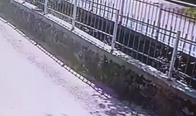 Taksi ile motosiklet kafa kafaya çarpıştı: Kaza kamerada