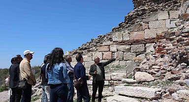 Tarih öğretmenleri Osmanlı Devleti'nden miras kalan Karacahisar Kalesi'ni gezdi