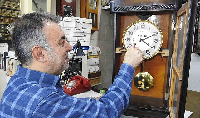Tarihe tanıklık etmiş saatleri 10 metrekarelik dükkanında tamir ediyor