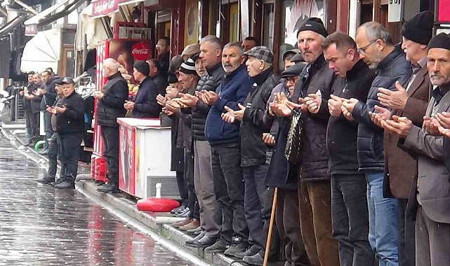 Tarihi ilçede kar yağışına rağmen esnaf geleneği bozmadı