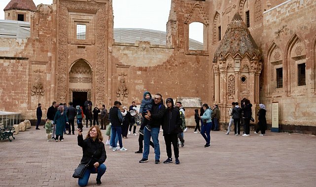 Tarihi İshak Paşa Sarayı, bayramda 17 bin yerli ve yabancı ziyaretçiyi ağırladı