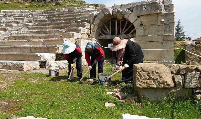 Tarihi kazılara gönüllü katılıyorlar