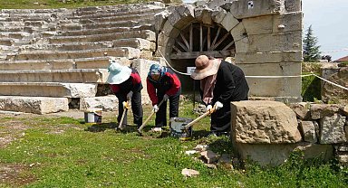 Tarihi kazılara gönüllü katılıyorlar