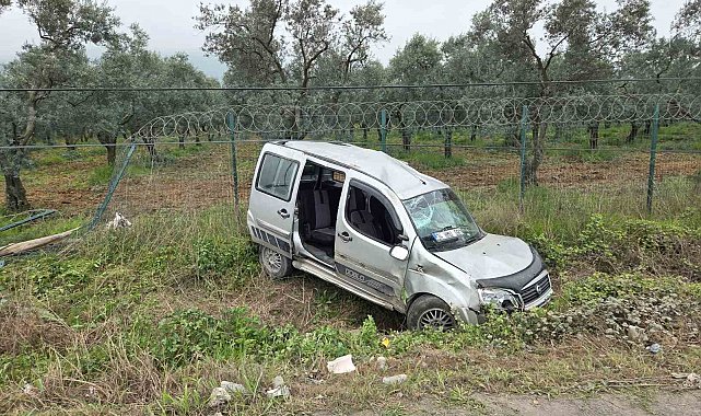 Tarlaya yuvarlanan hafif ticari araçtaki aynı aileden 3 kişi yaralandı