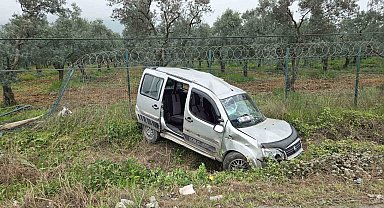 Tarlaya yuvarlanan hafif ticari araçtaki aynı aileden 3 kişi yaralandı