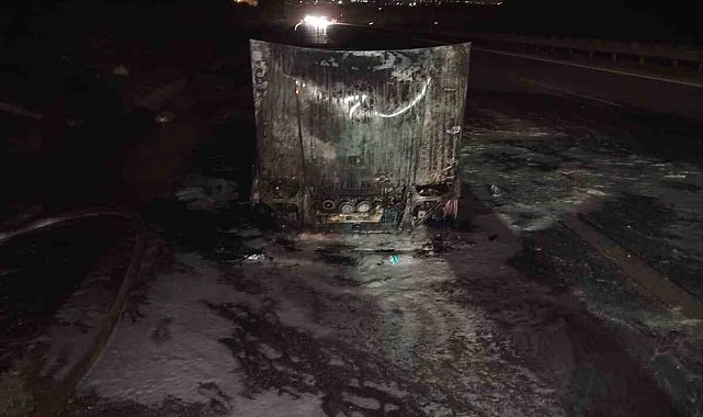 Tarsus'ta seyir halindeki araç alev aldı