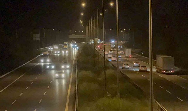 Tatil dönüşü otoyolda akıcı yoğunluk başladı