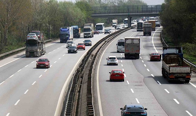 Tatilciler yola çıktı, otoyol Sakarya geçişinde akıcı yoğunluk oluştu