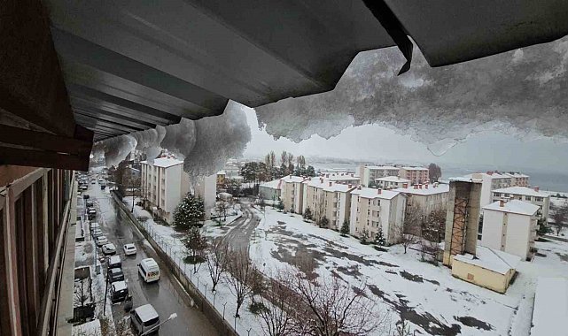 Tatvan'da kar kalınlığı 10 santimetreyi buldu