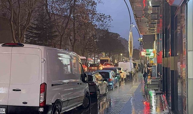 Tatvan'da sağanak yağış taşkınlara yol açtı