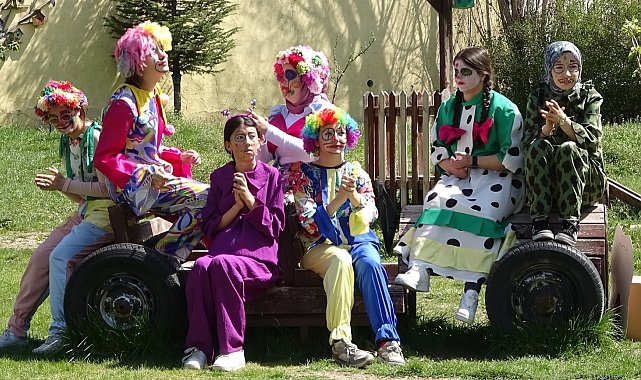 Tavşanlı'da öğrenciler kendi yaptıkları kostümlerle çocukları eğlendirdi