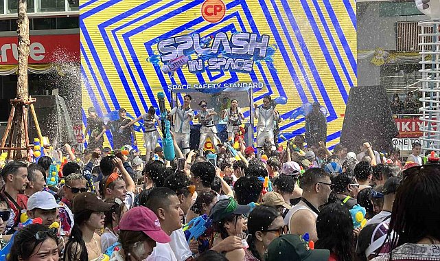 Tayland'da Songkran Su Festivali renkli görüntülerle başladı