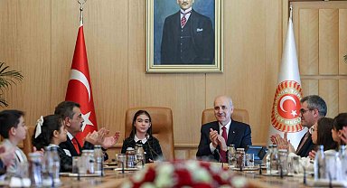 TBMM Başkanı Kurtulmuş makamını 4'üncü sınıf öğrencisi Berra'ya devretti