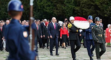 TBMM Başkanı Kurtulmuş ve devlet erkanından 23 Nisan'da Anıtkabir'e ziyaret