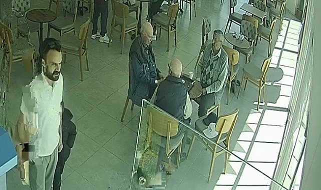 Tekirdağ'da deprem anında kafede dikkat çeken anlar: 3 ihtiyar depremi hissetmedi, kaçanları izledi