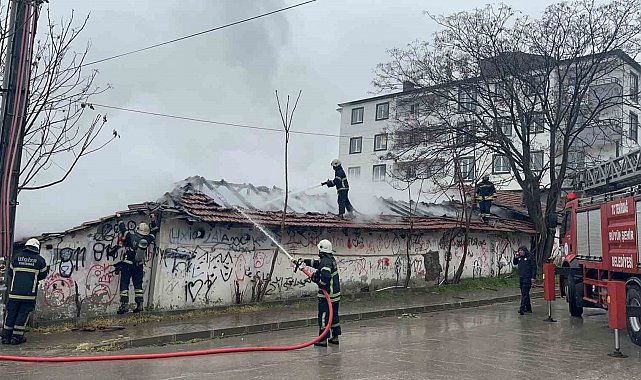 Tekirdağ'da metruk bina alev alev yandı