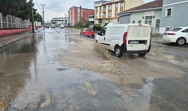 Tekirdağ'da sağanak yağış etkili oldu, sokaklar suyla doldu