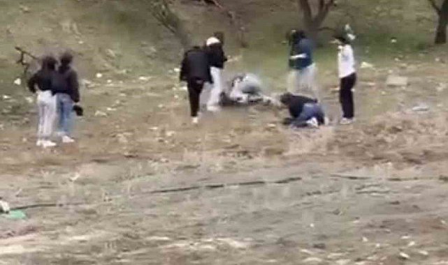 Tekme tokat birbirlerine giren genç kızların kavgası kamerada