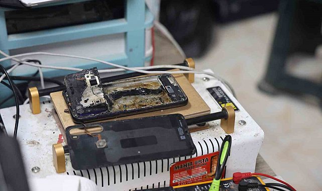 Telefon bataryası bomba gibi patladı, panik anı kamerada