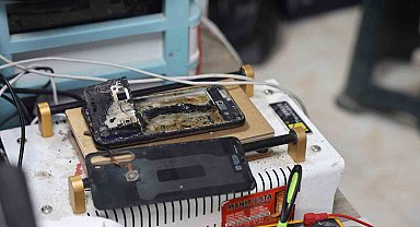 Telefon bataryası bomba gibi patladı, panik anı kamerada