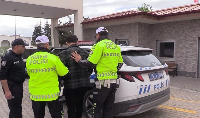 Telefonundan dizi izleyerek yolcu taşıyan minibüs şoförüne işlem yapıldı