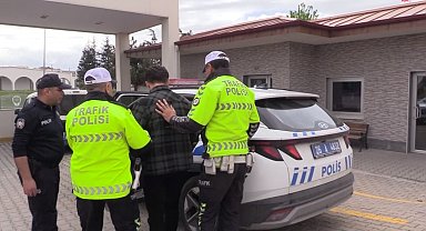 Telefonundan dizi izleyerek yolcu taşıyan minibüs şoförüne işlem yapıldı