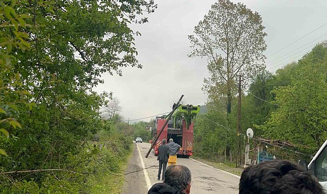 Tellere takılan tır interneti çökertti, trafiği felç etti