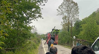 Tellere takılan tır interneti çökertti, trafiği felç etti