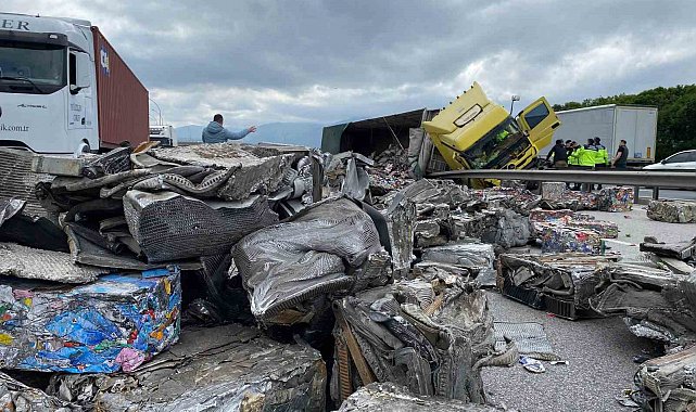 TEM'de yan yatan tırdan saçılan hurdalar trafiği felç etti