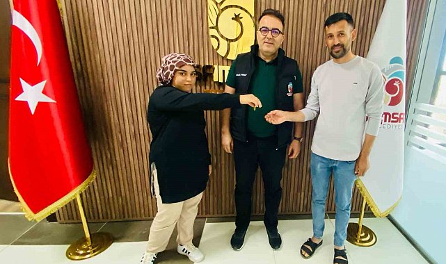 Temizlik işçisi bulduğu altını sahibine teslim etti