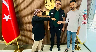 Temizlik işçisi bulduğu altını sahibine teslim etti