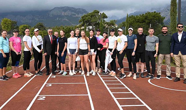 Tenisin kalbi Kemer'de atıyor