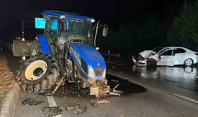 Ters yönde ilerleyen traktör ile otomobil çarpıştı: 2 yaralı