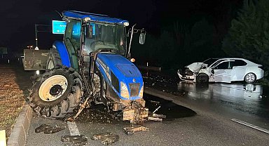 Ters yönde ilerleyen traktör ile otomobil çarpıştı: 2 yaralı