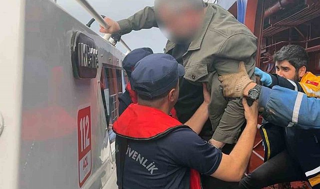 Ticari gemide rahatsızlanan vatandaşa tıbbi tahliye